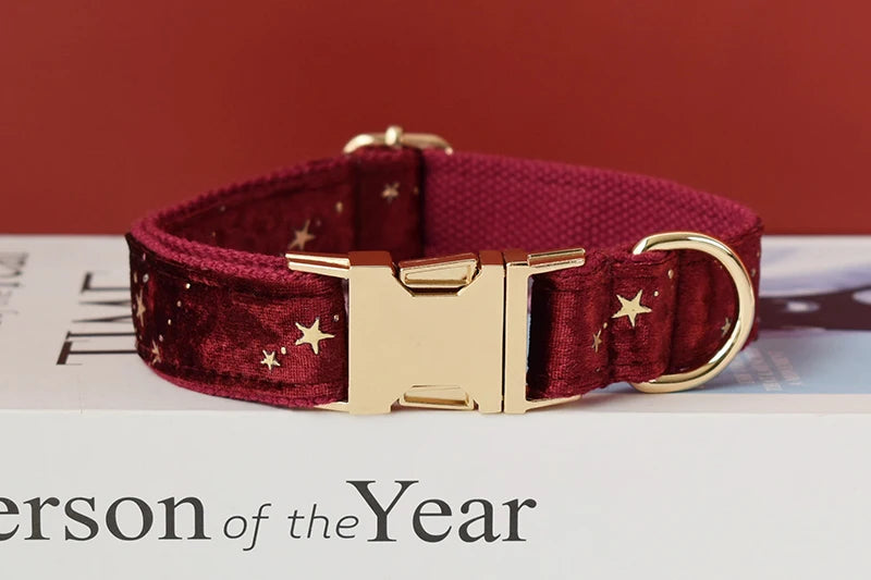 Personalisiertes bordeauxrotes Samt-Hundehalsband mit Sternen