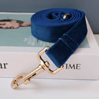Hochwertiges, personalisiertes Hundehalsband aus blauem Samt