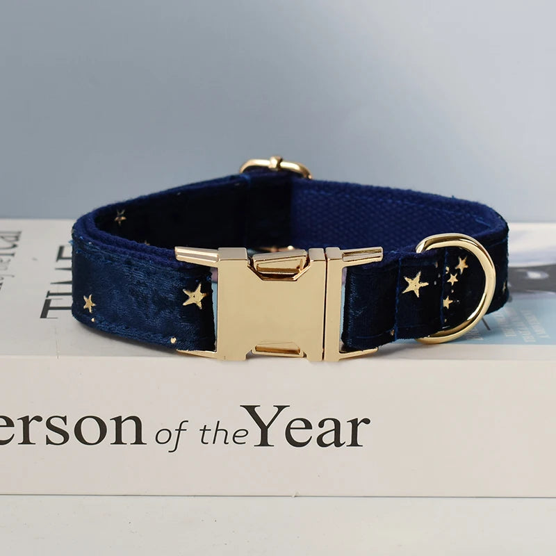 Personalisiertes blaues Samt-Hundehalsband mit Sternen